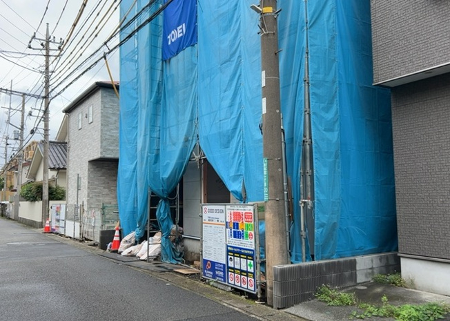【前面道路含む現地写真】 | 道幅が狭い場所は比較的土地の値段が低いことが多く、また交通量が少ないため騒音が少なく静かな環境で過ごせます。また、小さいお子様がいるご家庭も安心です。一方で車の駐車が難しいというデメリットもあります。