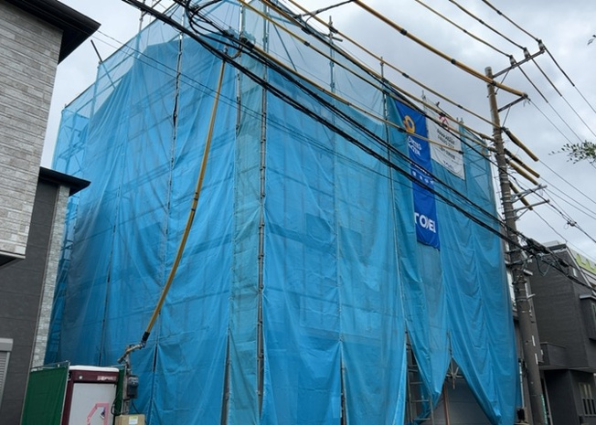 【外観】 | 現在は上棟となっています。現地をご見学に行く際は、道路の幅や周辺の交通量、施設などをご確認頂くことをおすすめします！ある程度イメージをつけたいという場合は、同売主の施工事例や完成パースもお見せします。