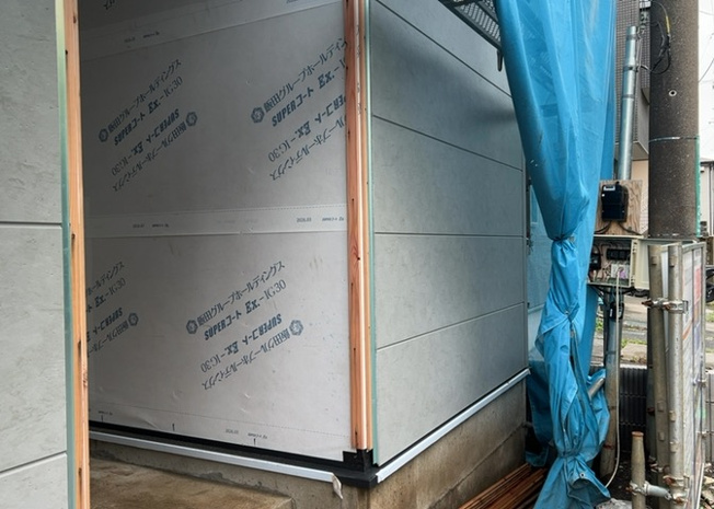 【内装】 | 建物建築の外壁の主流となっているサイディング仕様は、板を外壁に貼り合わせる施工方法です。金属系・木質系・窯業系があり、断熱性や耐用性などが異なります。外壁の色やデザインなど詳細は現地でご確認ください。