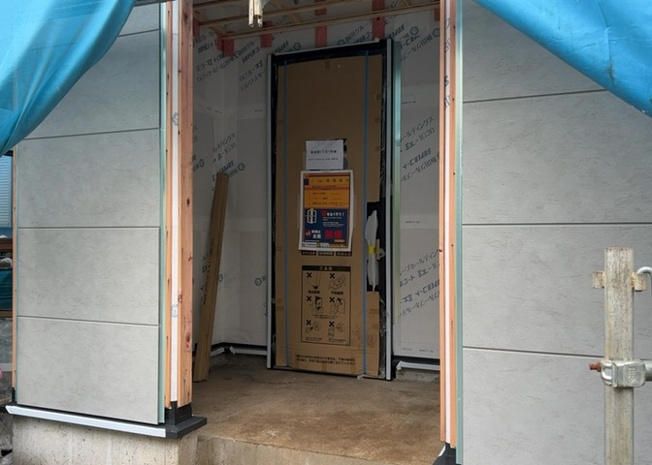 【玄関】 | 玄関は、狭すぎると複数人で使いにくく、広すぎても無駄な空間になりがちです。最低2畳を目安にして、家の広さとの兼ね合いや家族の人数を考慮して決めるとよいでしょう。現地を見学して快適な玄関を選びましょう！