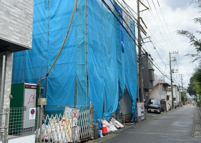 【前面道路含む現地写真】 | 住宅用の土地では前面道路に2m以上接していなければならないと法律で定められています。しかし、お持ちの車のサイズやライフスタイルなどにより、2mでは利便が悪い場合もございますので、事前に確認しましょう。