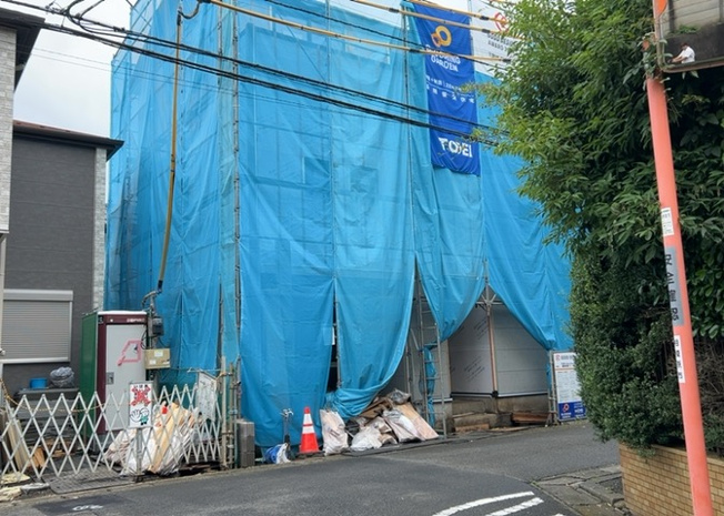 【前面道路含む現地写真】 | お持ちの車種によっては前面道路が広い方が便利でしょう。しかし、前面道路が広ければその分交通量が多くなるため、騒音などが気になる場合があります。実際に現地を見学し、周辺交通量や騒音などを確認しましょう！