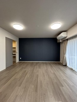 【築浅物件】高知市上町3丁目ポレスター上町レジデンス　中古マンションの居間・リビング|アクセントクロスがシックな印象のデザイン性高い大空間♪