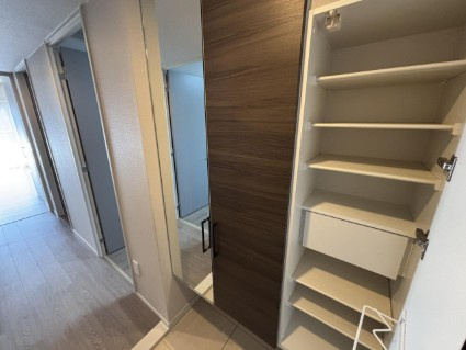 【築浅物件】高知市上町3丁目ポレスター上町レジデンス　中古マンションの収納|玄関を美しく保つ、大容量シューズボックス完備☆