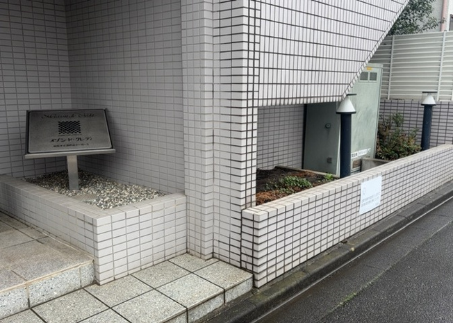 【庭】 | メゾンドクレディ | 物件によっては、入居者が個人的に使用できる専用庭がついているものもあります。また、住宅の中にある土間の部分を庭と呼ぶこともあります。庭の用途は住む人によって変わり、それによってデザインもさまざまです。