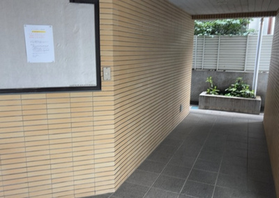 【ロビー】 | メゾンドクレディ | ラウンジは、マンションの共用スペースに椅子やテーブルなどを配置した利用者が寛げる空間です。屋内型ラウンジと屋外型ラウンジがあります。共用部分の管理状況と合わせて、詳細については現地でご確認ください。