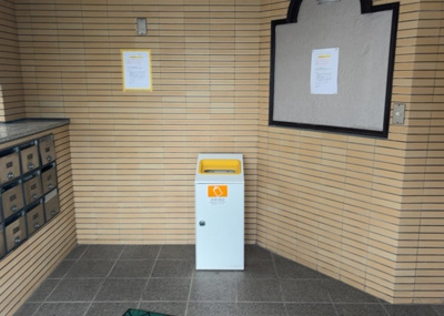 【受付】 | メゾンドクレディ | 受付はマンションコンシェルジュがいる場合もあれば、管理人が滞在する小部屋を総称して呼ぶことがあります。主にエントランスに設置されていることから、防犯面でも期待ができます。防犯設備がない場合はより安心！