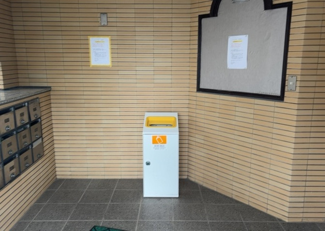 【受付】 | メゾンドクレディ | 受付はマンションコンシェルジュがいる場合もあれば、管理人が滞在する小部屋を総称して呼ぶことがあります。主にエントランスに設置されていることから、防犯面でも期待ができます。防犯設備がない場合はより安心！