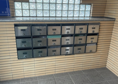 【その他】 | メゾンドクレディ | エントランス付近に設置されている集合ポストは、住んでいる部屋と離れているため、ポストをあさるなど誰かに何かされていても被害に気づきにくいです。入居する時には他人に特定されにくい番号で鍵をかけましょう！
