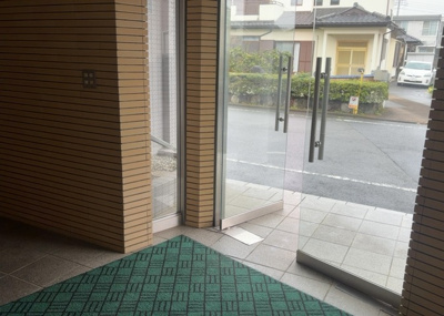 【ロビー】 | メゾンドクレディ | ロビーというと、エントランスと何がちがうの？と思いますよね。実はロビーとエントランスには明確な決まりはありません。物件によっては、エントランスを入って広がるある程度の広さのある空間がロビーとなります。