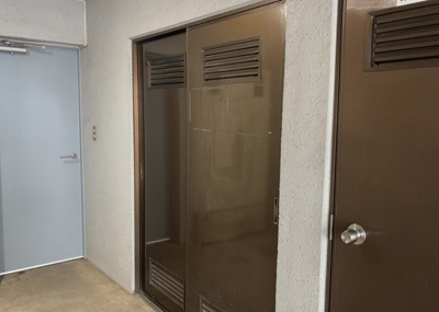 【設備】 | メゾンドクレディ | 共有部分は、住民なら誰もが使える設備のこと。例えば駐車場やエレベーター、インターネット設備、セキュリティ設備などがあります。他にも、マンションの廊下・外部階段やエントランス・ゴミ置き場などがあります。