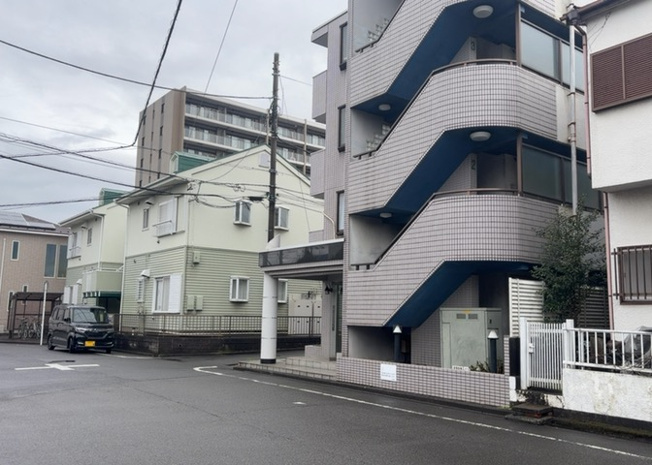 【外観】 | メゾンドクレディ | 隣家の土地はどうなっているのか、生活利便施設が近くにあるのか、学校まで近いかなど、お客様のライフスタイルにあわせたイメージが重要です。また、近くにあると困る施設が近くにないかも確認するといいでしょう。