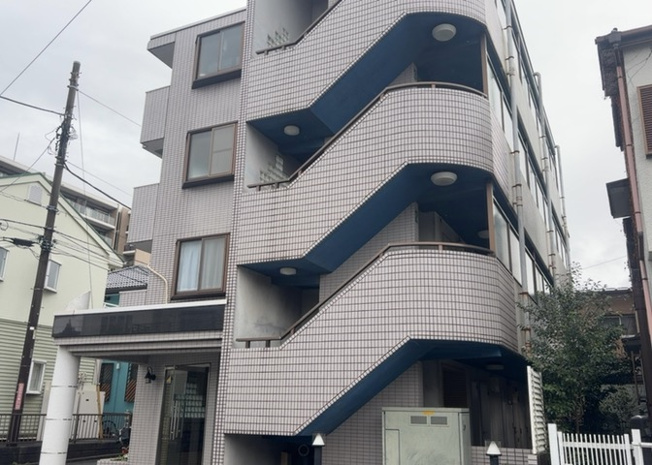 【外観】 | メゾンドクレディ | ＲＣ造、Reinforced Concreteは直訳すると補強されたコンクリートです。主に柱や梁・床・壁が鉄筋とコンクリートで構成おり、鉄筋を組んだ型枠にコンクリートを流し込んで固めたものを指します。