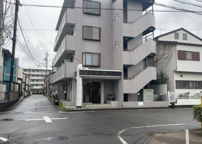 【外観】 | メゾンドクレディ | 外観はマンション管理がされているかの目安になります。築年数が古いと、壁面は劣化してひび割れが生じることも！建物が古びていても細かいところが修繕されていると、きちんと管理されているなぁと感じるでしょう。