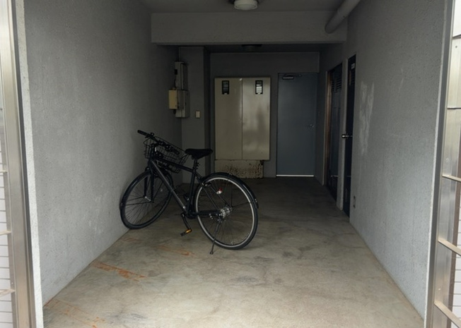 【駐車場】 | メゾンドクレディ | 車一台あたりに必要なスペースは、標準サイズの普通自動車で横幅2m50cm、長さ5mは必要になります。ただし、乗降のことも考慮して横幅3m30cm、長さ5m50cmほどは確保できるところを選びましょう。