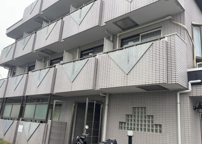 【駐車場】 | メゾンドクレディ | 駐車場と明記されていても、最小スペースでつくられた駐車場だと大型車は駐車できなかったり、出入りしにくくなったりする可能性があります。お車のサイズと購入したい物件の駐車場のサイズを現地で確認しましょう。