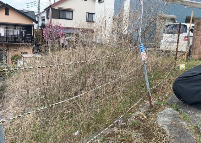 【外観】 | 家を建てる場合、方位は要チェックです。現実的に日当たりのよい家ならばリビングは南側、建築基準法でも北側に当たる家への配慮は求められています。土地を見学に行く際は、方位磁針を持って行くようにしましょう。