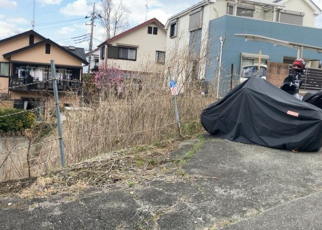 【外観】 | 土地を買う際、住む地域の自治体や福祉の補助制度にも注目してみましょう。子供や老人の医療補助やゴミ出しのルールなど、自治体によってルールに大きな違いがあるため、暮らしやすい土地で判断するとよいでしょう。