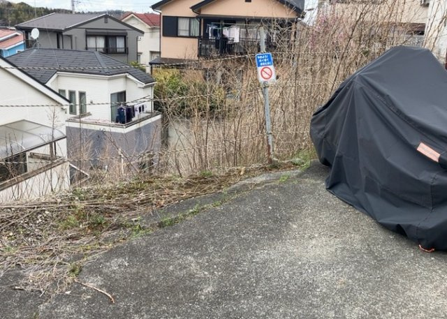【外観】 | 土地の前の道路に消火栓が設置されていることがあります。この場合、道路交通法第45条第1項により、駐車禁止の場所が指定されています。そのため、車庫などの駐車スペースをつくることができない場合があります。