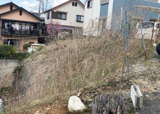 【外観】 | 現地に行くなら、物件の周囲の地形がどうなっているかを見ることも大切です。周辺より低くなっている土地では、大雨などで水が集まりやすいため、地盤が弱くなっているということも考えられるため、注意が必要です。
