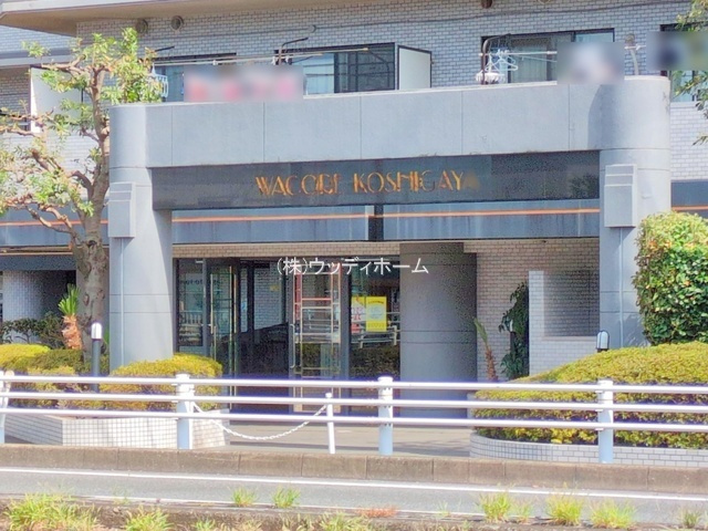 ワコーレ越谷　中古マンションのエントランス