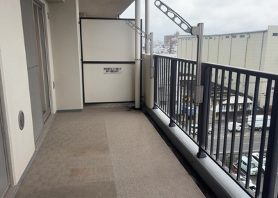 【バルコニー】 | サンクレイドル橋本 | バルコニーは、室外の専用スペースのうち、「屋根がなく開放された空間」であるものを指します。ベランダより広いタイプのものが多く、日当たりもよいため家庭菜園などを楽しみたい人にとって適した環境となります。
