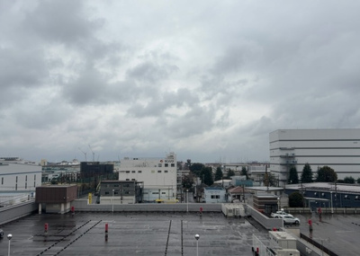 【展望】 | サンクレイドル橋本 | 眺望の良さを楽しめるダイニングキッチンで家族団らんの時間を過ごしてはいかがでしょうか。バルコニーから見える景色を家族で眺める時間は、時間が経つのを忘れてしまいそうですね。是非、現地を見に行きましょう！