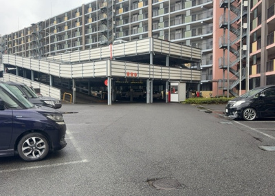 【駐車場】 | サンクレイドル橋本 | 車一台あたりに必要なスペースは、標準サイズの普通自動車で横幅2m50cm、長さ5mは必要になります。ただし、乗降のことも考慮して横幅3m30cm、長さ5m50cmほどは確保できるところを選びましょう。