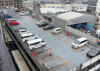 【駐車場】 | サンクレイドル橋本 | 駐車場と明記されていても、最小スペースでつくられた駐車場だと大型車は駐車できなかったり、出入りしにくくなったりする可能性があります。お車のサイズと購入したい物件の駐車場のサイズを現地で確認しましょう。