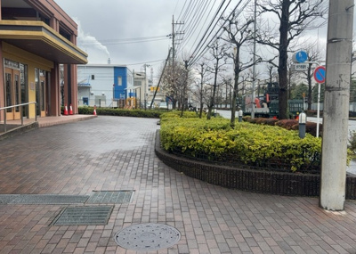 【中庭】 | サンクレイドル橋本 | 中庭（パティオ）とは、一つの建築物の内部に設けられた、壁などで囲われている庭のことを指します。コの字型、ロの字型が主流ですが、L字型の中庭もあります。最近では、インテリア性の高さからも人気があります。