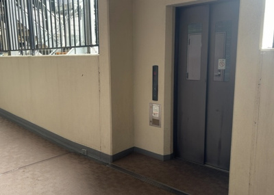 【その他共用部分】 | サンクレイドル橋本 | 共有部分は、住民なら誰もが使える設備のこと。例えば駐車場やエレベーター、インターネット設備、セキュリティ設備などがあります。他にも、マンションの廊下・外部階段やエントランス・ゴミ置き場などがあります。