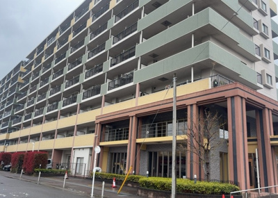 【外観】 | サンクレイドル橋本 | ＲＣ造、Reinforced Concreteは直訳すると補強されたコンクリートです。主に柱や梁・床・壁が鉄筋とコンクリートで構成おり、鉄筋を組んだ型枠にコンクリートを流し込んで固めたものを指します。