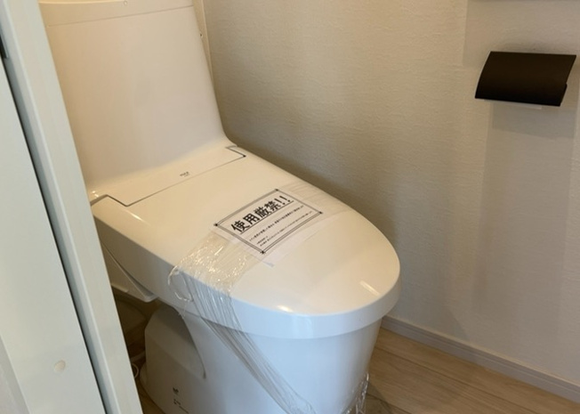 【トイレ】 | トイレは大きさや形、機能、抗菌性などが異なる多種多彩なタイプが各メーカーから出ています。それぞれに良さがあるため、事前にどういったタイプのトイレがいいのかをご家庭内で決めて、内見に行くといいでしょう。