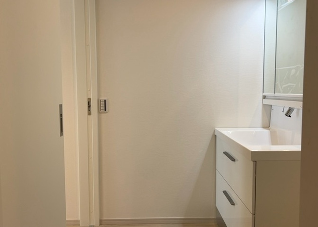 【脱衣所】 | 多くの戸建て住宅で見かける洗面脱衣所は、洗面台と洗濯機が2畳ほどのスペースに並べられていて、洗面所が脱衣所を兼ね備えている間取りが一般的です。お客様が利用することもある、パブリックな空間でもあります。