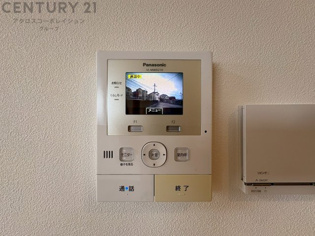 訪問者が来たときにテレビ画面で確認できるため、安心してドアを開けられます。録画機能があるものもあり、留守中に来訪者を記録しておくことができます。利便性が高く、セキュリティ面でも安心です。

