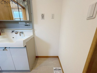 洗濯物の仕分け作業がしやすく、整理整頓が容易になります。洗濯音や湿気を他の部屋に持ち込まず、生活環境を快適に保ちます。上部を活用すれば収納スペースを確保でき洗剤や洗濯用品の整理もしやすくなります。
