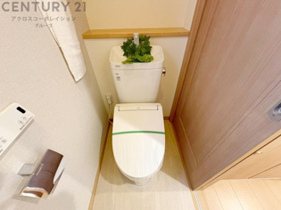 温水洗浄便座付トイレは温水洗浄機能により、暖かい水でおしりを洗浄することができ、冷たい水を使う従来の便座に比べ、温水洗浄機能で暖かいトイレを提供し、快適な使用を可能にします。

