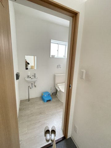 入野町6300-1店舗のトイレ|トイレの入り口は車椅子の方も入れる様、配慮されております。