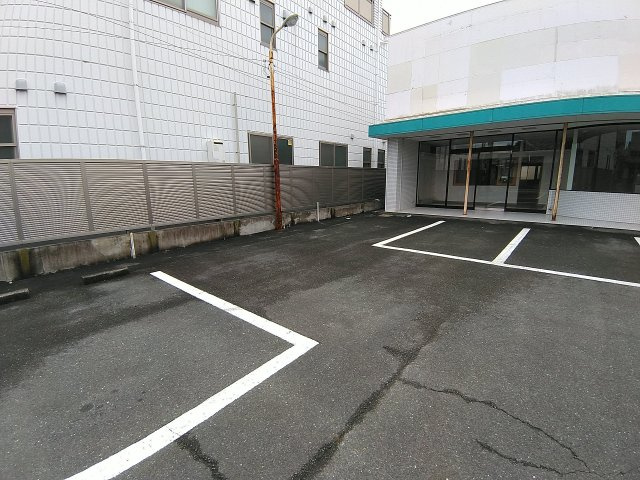 入野町6300-1店舗の駐車場|駐車場は、店舗前３台+１台の計4台込です。