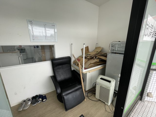 入野町6300-1店舗の玄関|椅子、冷蔵庫等、段ボール等は撤去します。