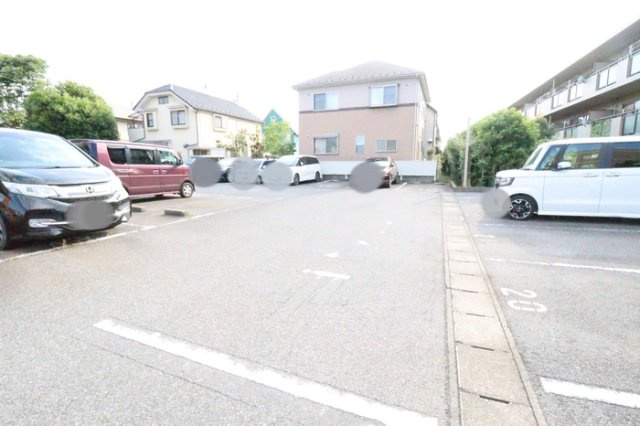ルーチェ緑が丘　Bの駐車場