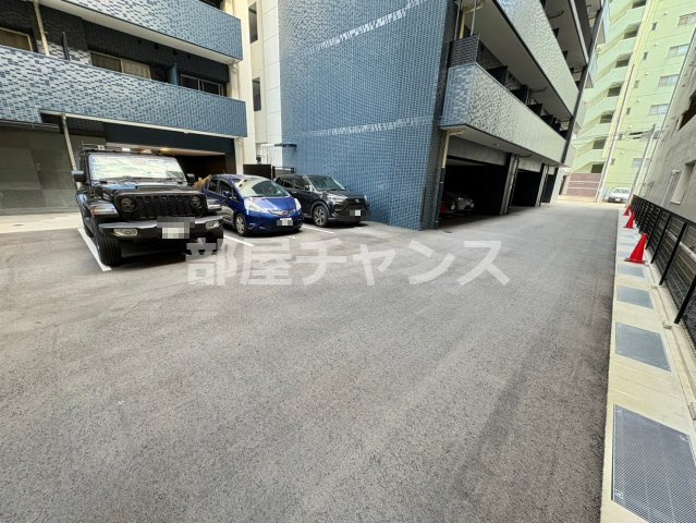 プレサンス上前津エレスタの駐車場