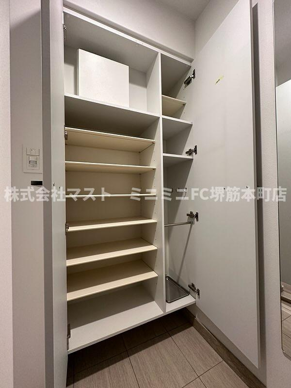 レジュールアッシュ谷町四丁目グランクラスの玄関