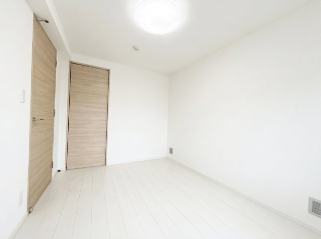 PREMIUM CUBE 中野新橋の洋室|AI生成による家具家電削除加工を加えたものを含みます。