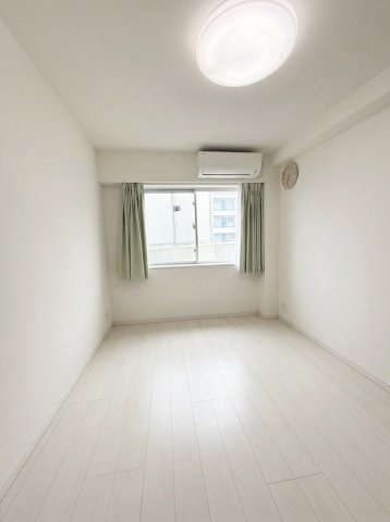 PREMIUM CUBE 中野新橋の洋室|AI生成による家具家電削除加工を加えたものを含みます。