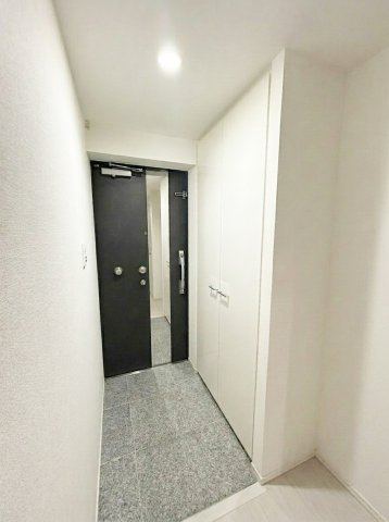 PREMIUM CUBE 中野新橋の玄関|AI生成による家具家電削除加工を加えたものを含みます。