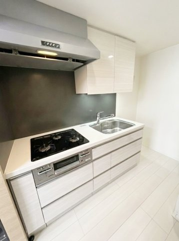 PREMIUM CUBE 中野新橋のキッチン|AI生成による家具家電削除加工を加えたものを含みます。