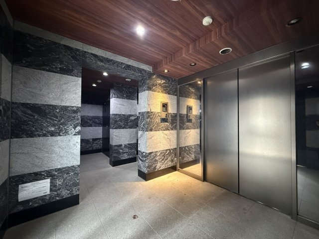 PREMIUM CUBE 中野新橋のエントランス