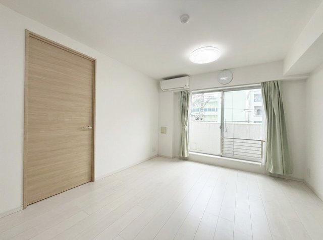 PREMIUM CUBE 中野新橋の居間・リビング|AI生成による家具家電削除加工を加えたものを含みます。