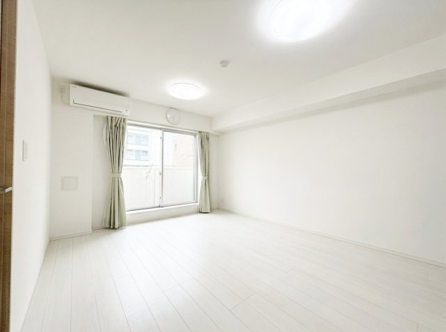 PREMIUM CUBE 中野新橋の居間・リビング|AI生成による家具家電削除加工を加えたものを含みます。